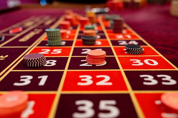 Live roulette wheel mid-spin at yoktogel176 studio